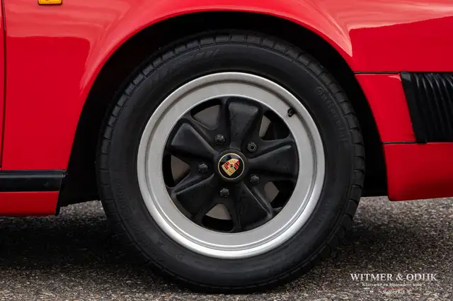 Porsche 911 view 18