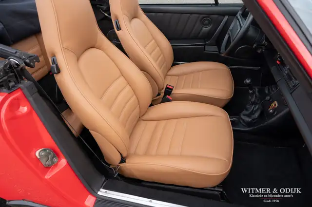 Porsche 911 view 6
