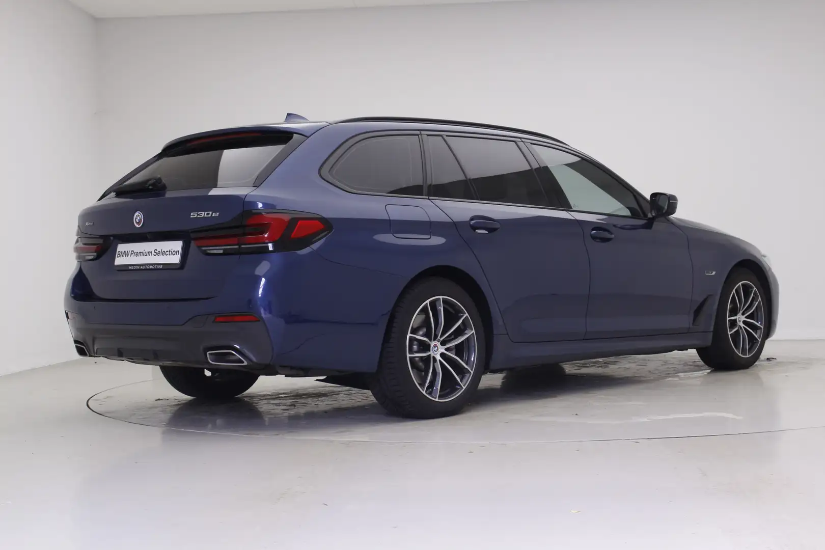 BMW 530 5-serie Touring 530e xDrive M-Sport | Driving Assi Blauw - 2