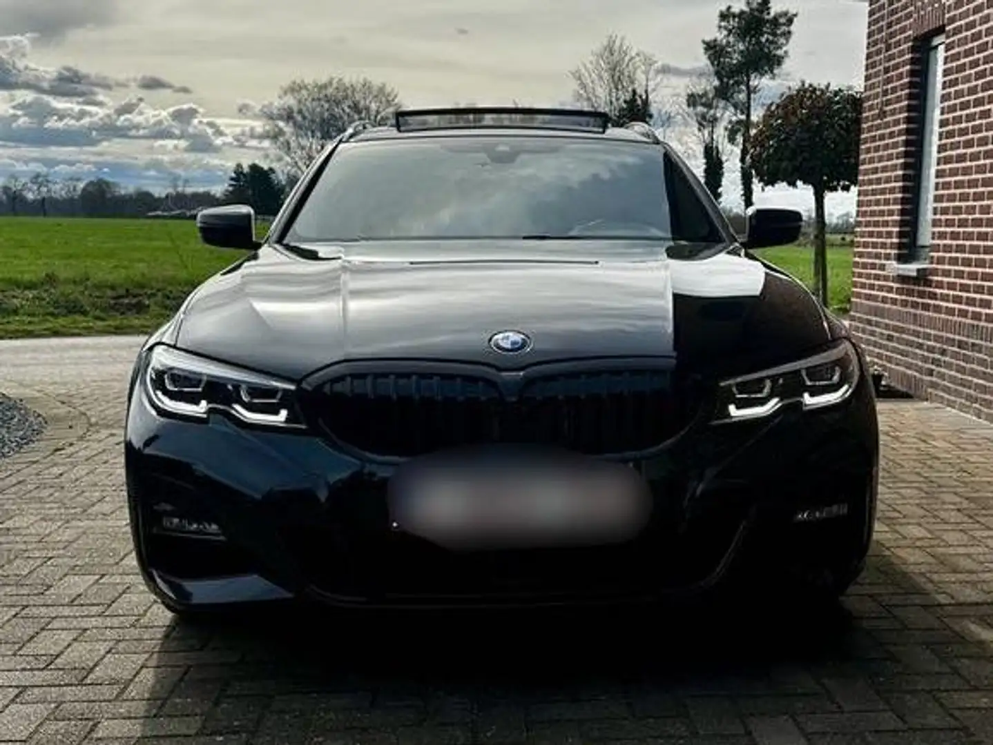 BMW 330 330i Touring xDrive Aut. M Sport Zwart - 1