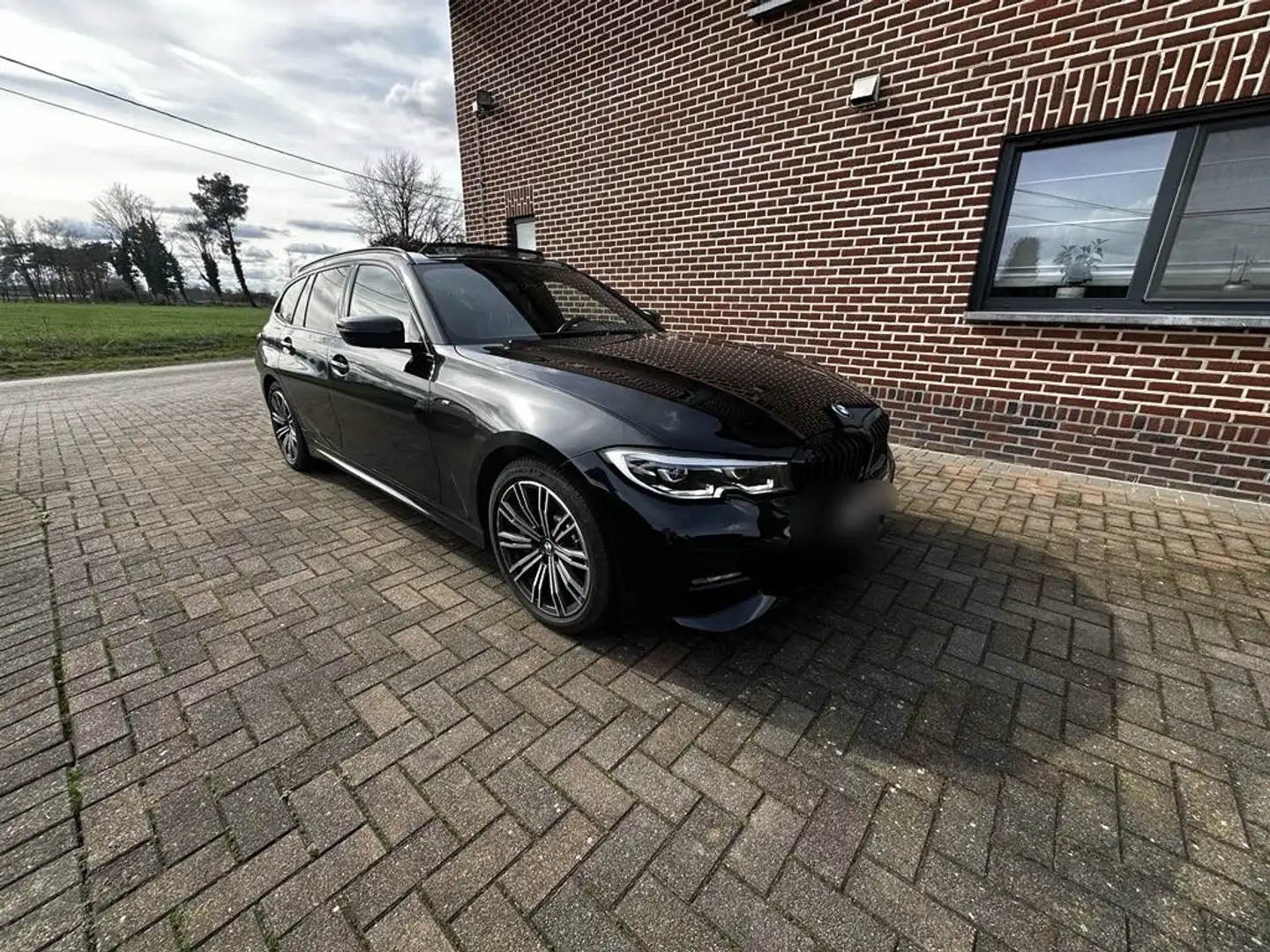 BMW 330 330i Touring xDrive Aut. M Sport Zwart - 2