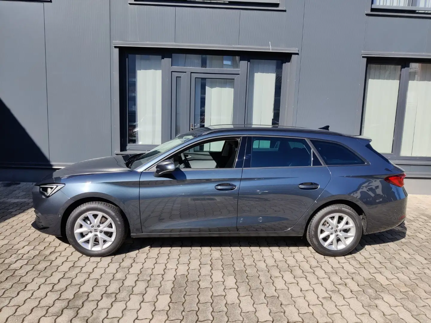 SEAT Leon 1.5 eTSI 85 kW Style DSG Grau - 2
