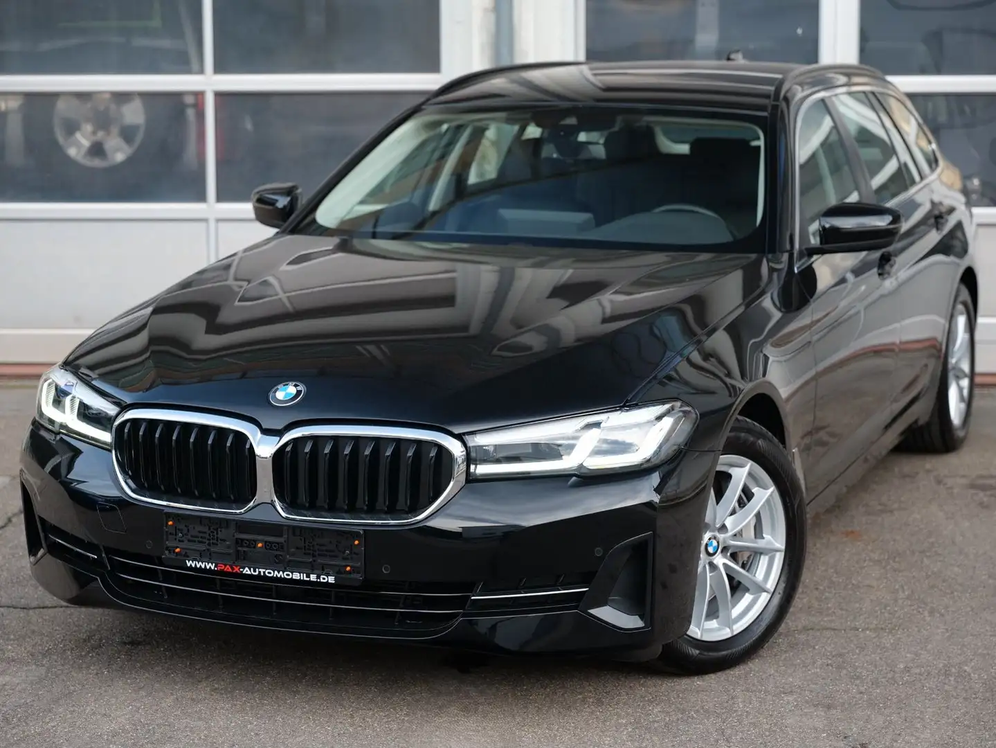 BMW 530 d Touring LEDER+LIVE PRO+DRIVING ASSIST+aLED Zwart - 1