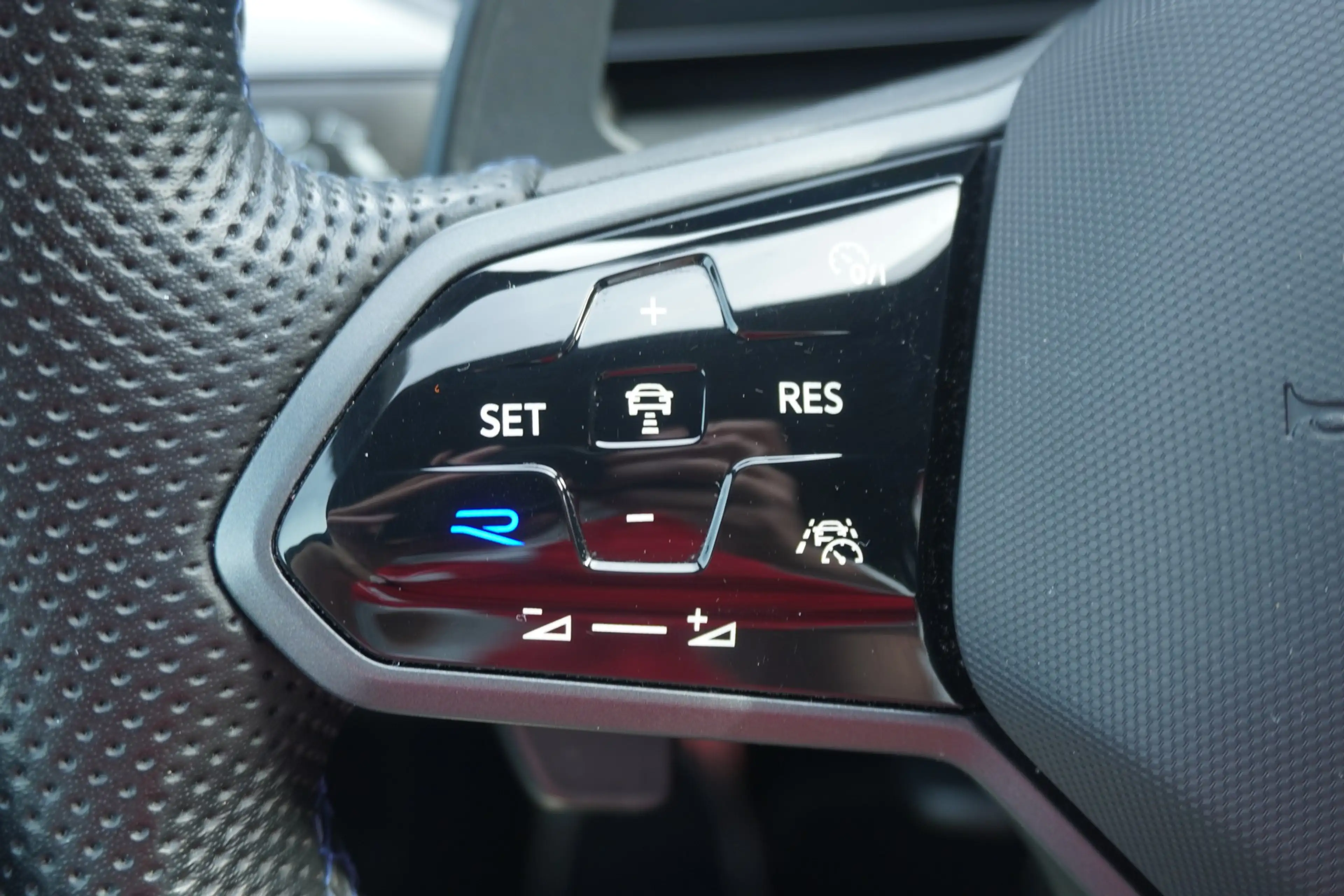 Volkswagen Arteon Shooting Brake 2.0 R 4Motion LED Navi ACC — photo 21