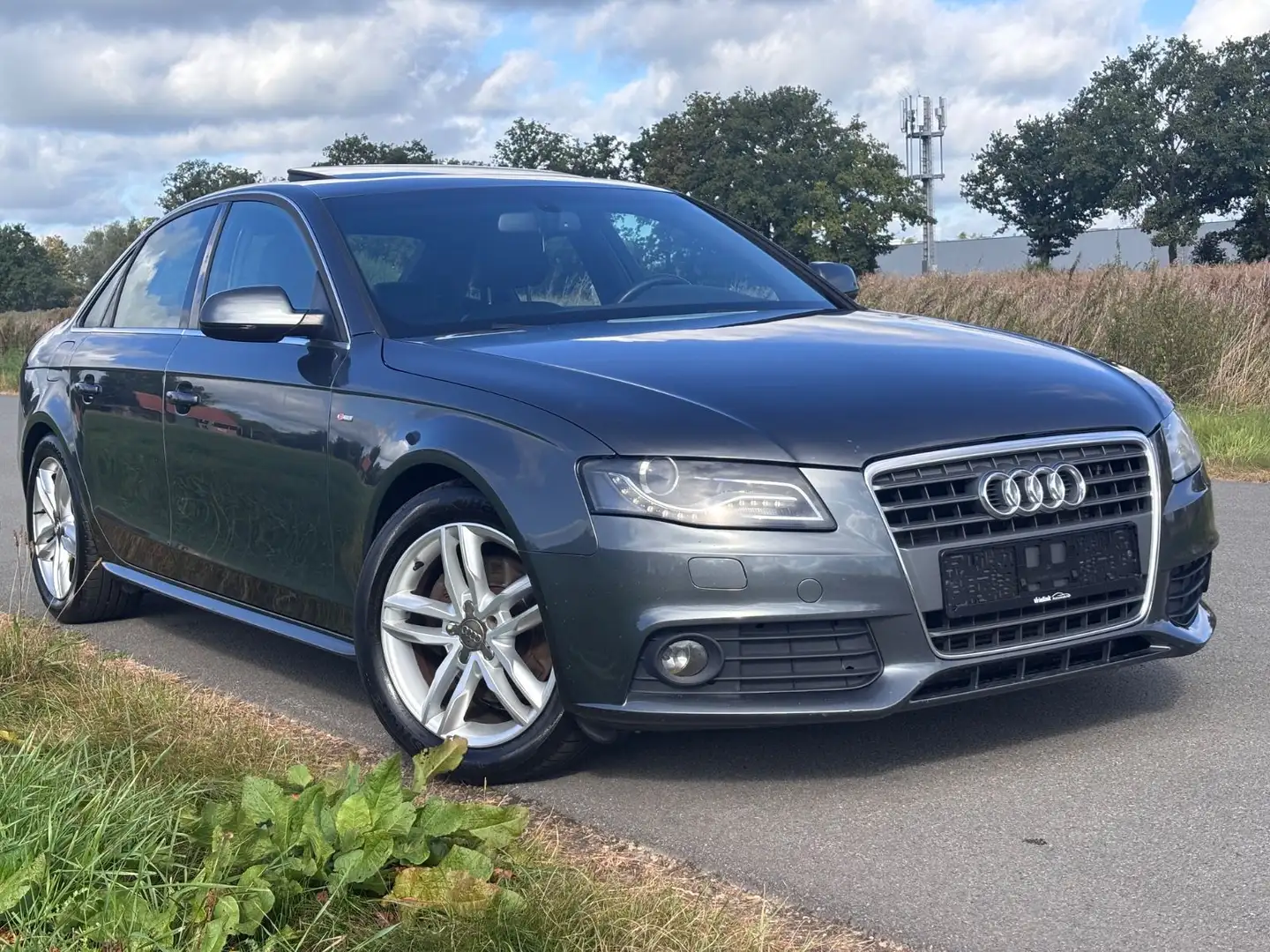 Audi A4 Lim. 2,0i S line Sportpaket / plus-Xenon-Dach Grau - 1