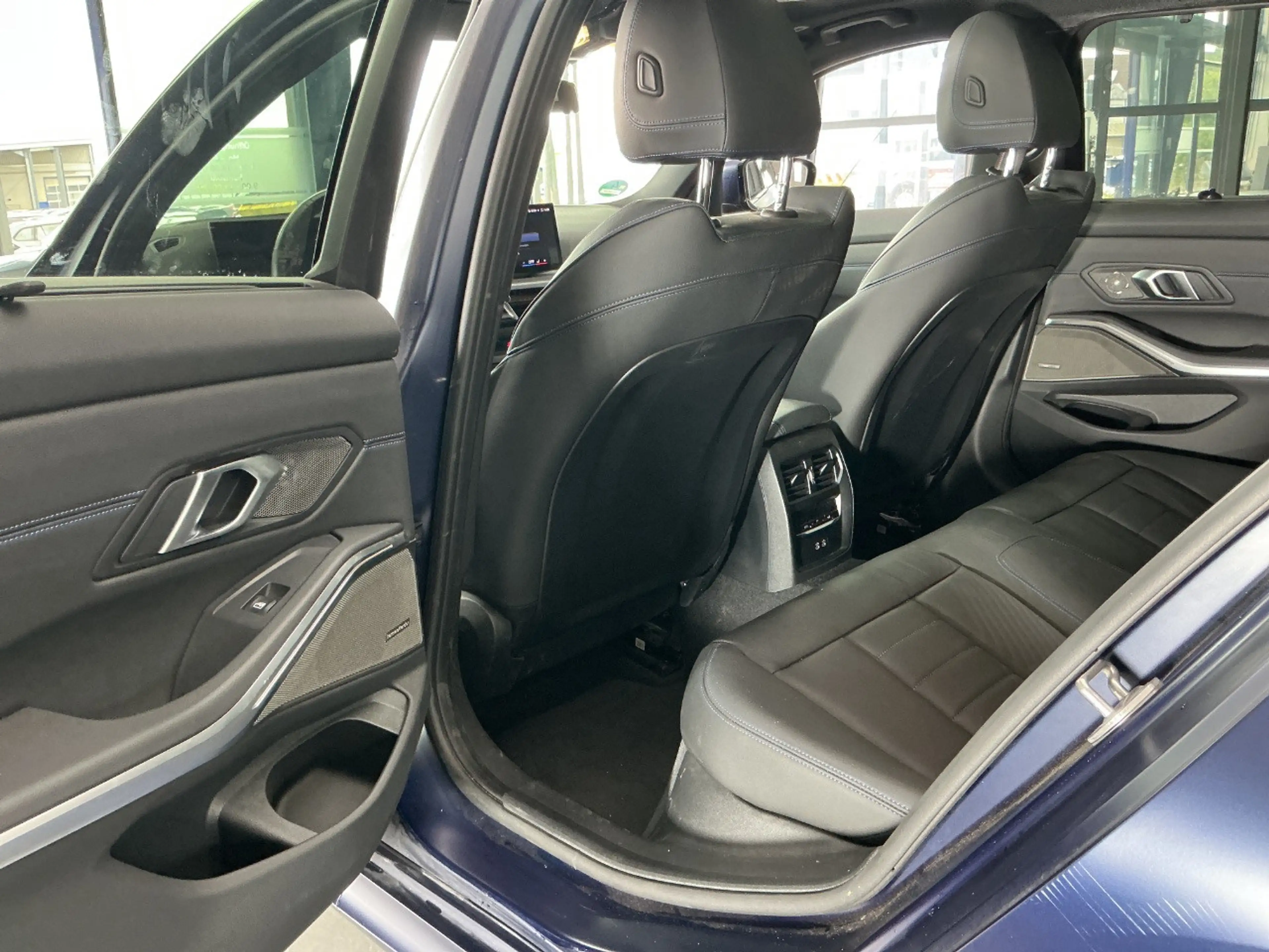 BMW 320 d xDrive M Sport PRO AHK/MMRY/PANO/HUD/360°/19" — photo 13