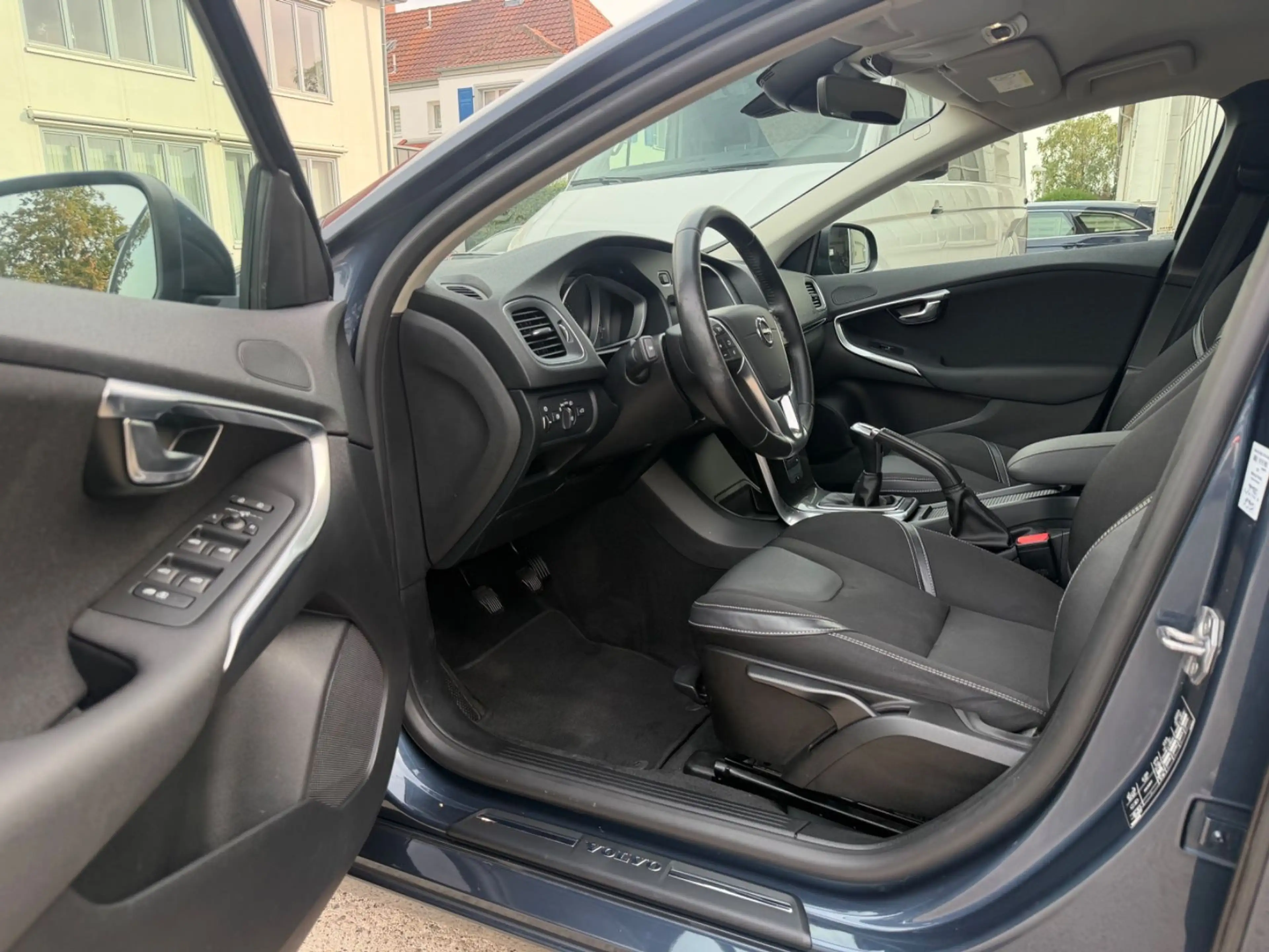 Volvo V40 D4*LED*Navi*R.Kamera*Scheckheft*190PS* — photo 9