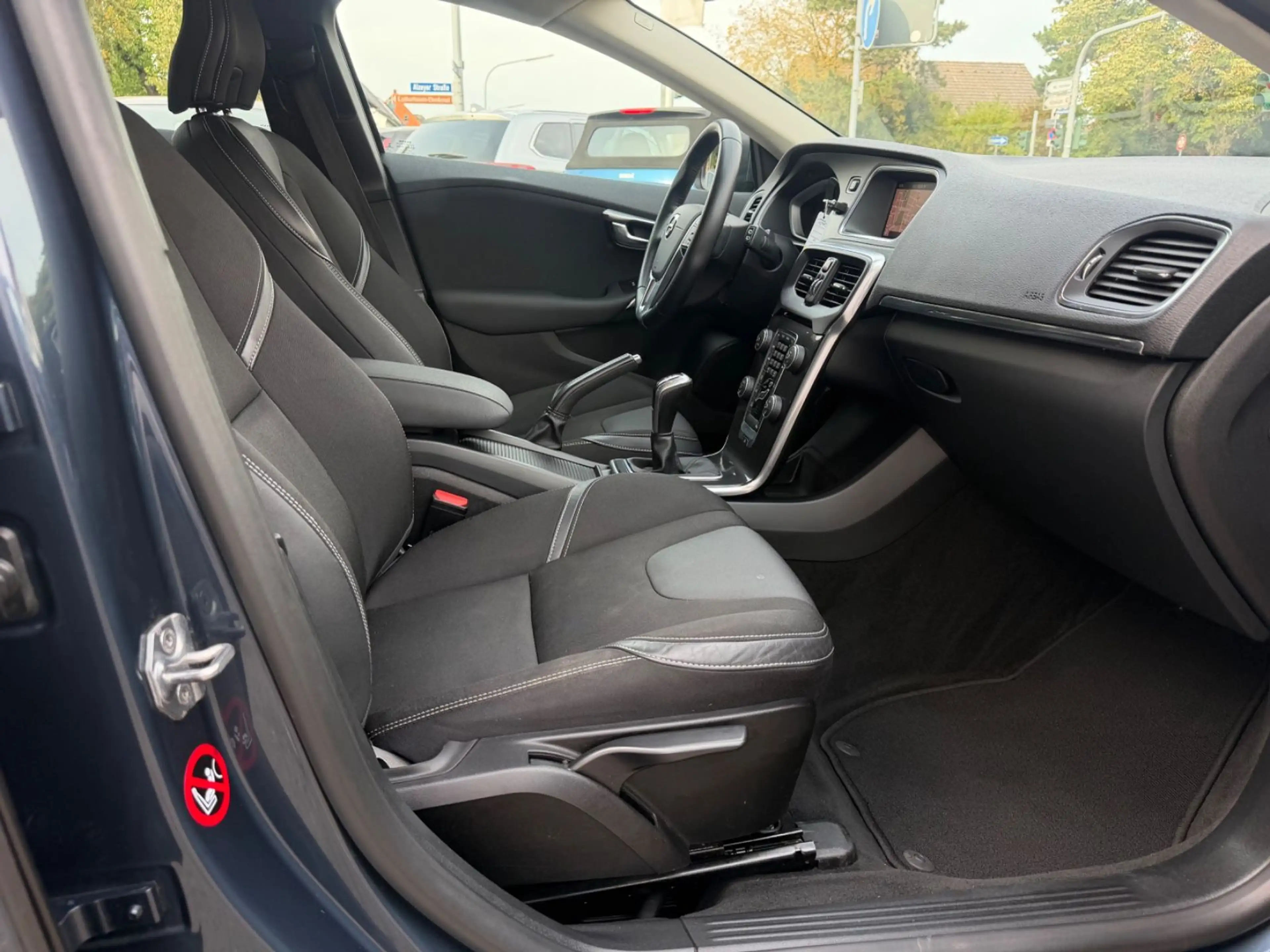 Volvo V40 D4*LED*Navi*R.Kamera*Scheckheft*190PS* — photo 12