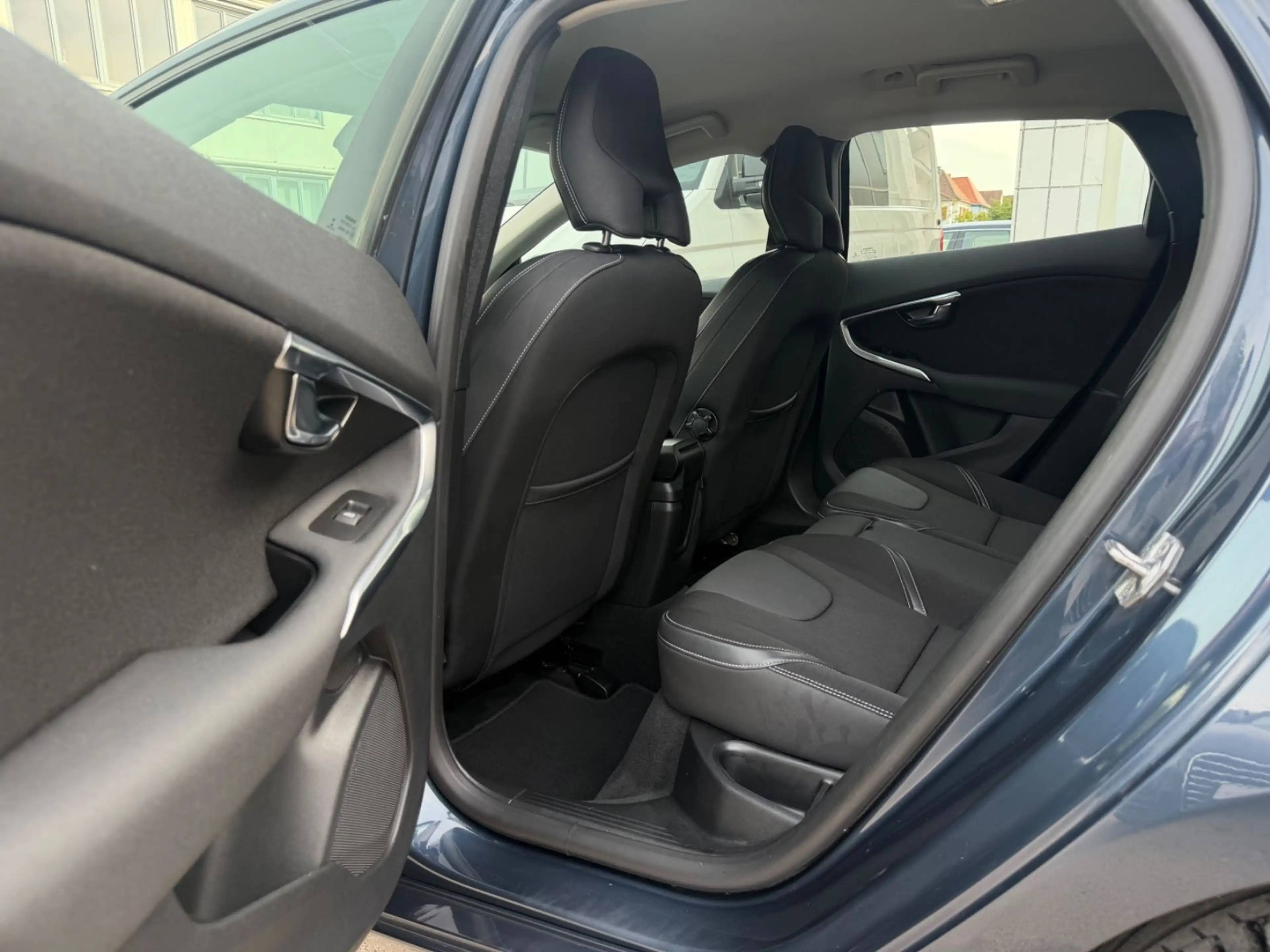 Volvo V40 D4*LED*Navi*R.Kamera*Scheckheft*190PS* — photo 13