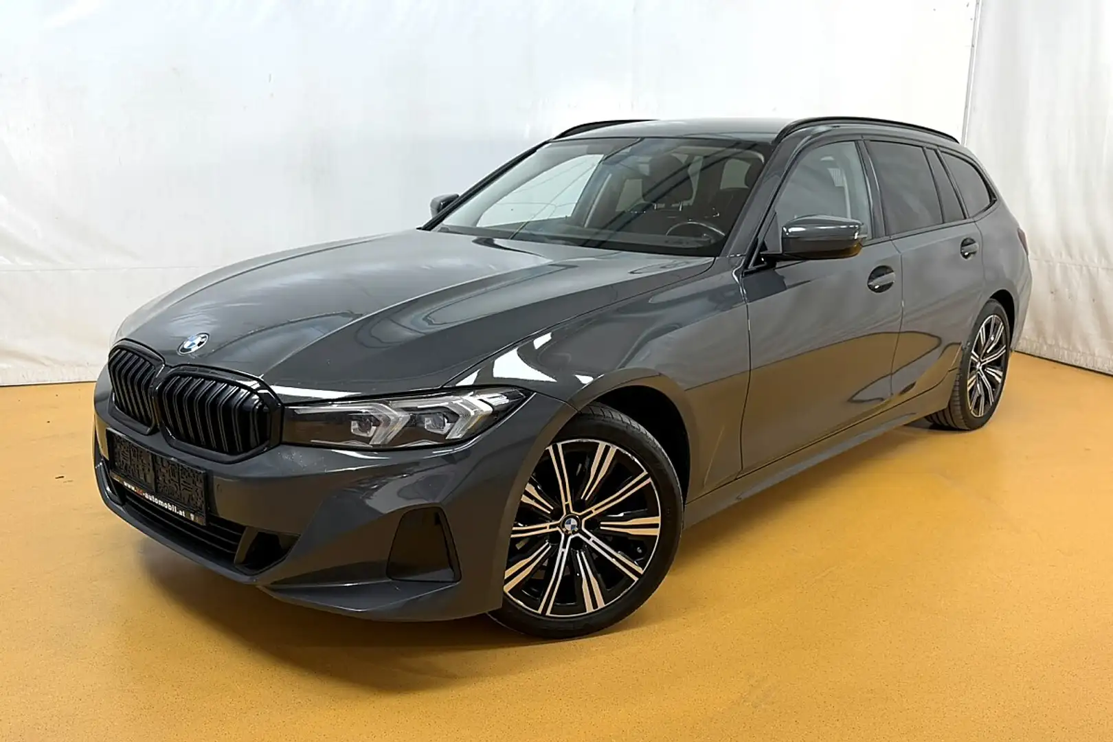 BMW 320 d 48 V Touring Aut. Grau - 1