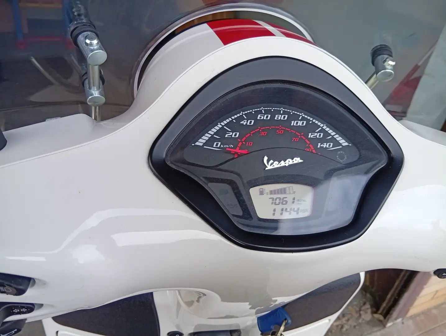 Vespa GTS Super Racing Sixties 300 Fehér - 2