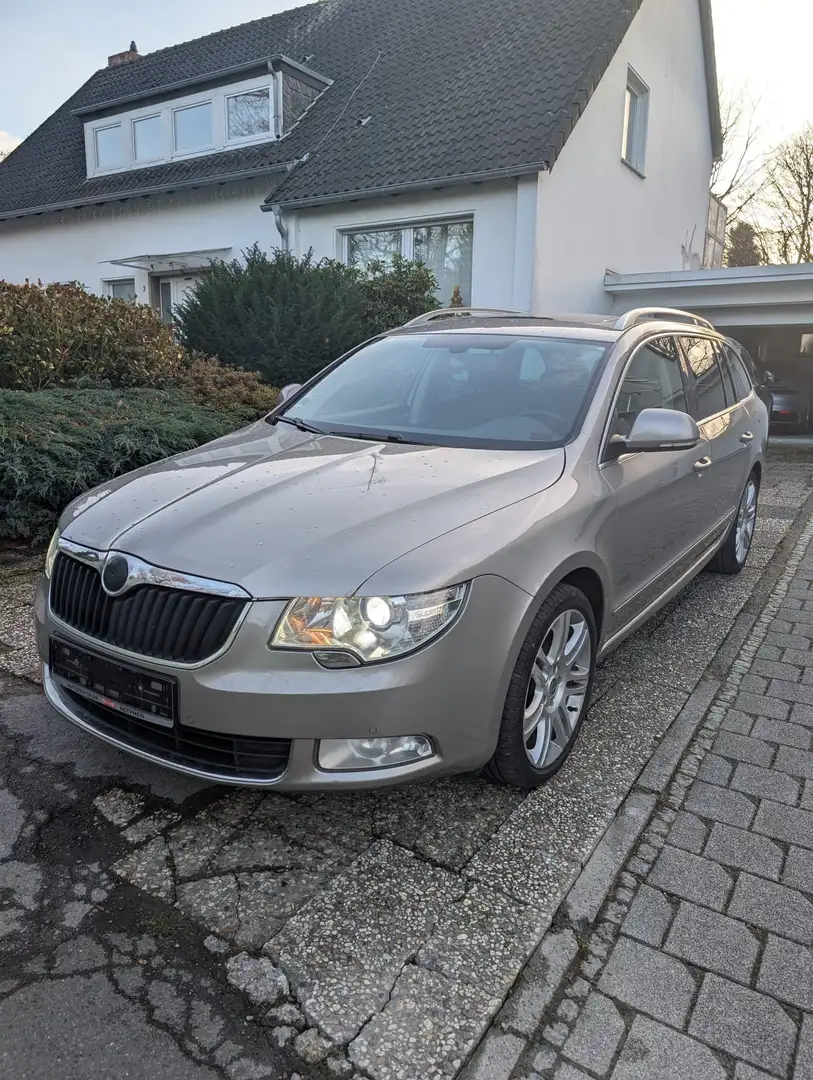 Skoda Superb Combi DSG Elegance / Xenon / Pano Bronze - 1
