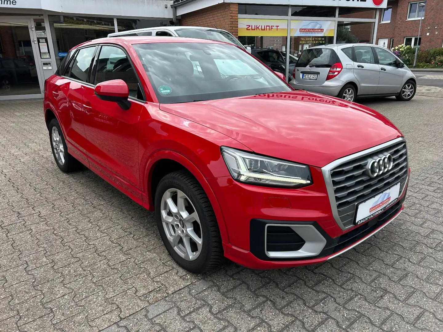 Audi Q2 design/digitales Tacho/ Rot - 1