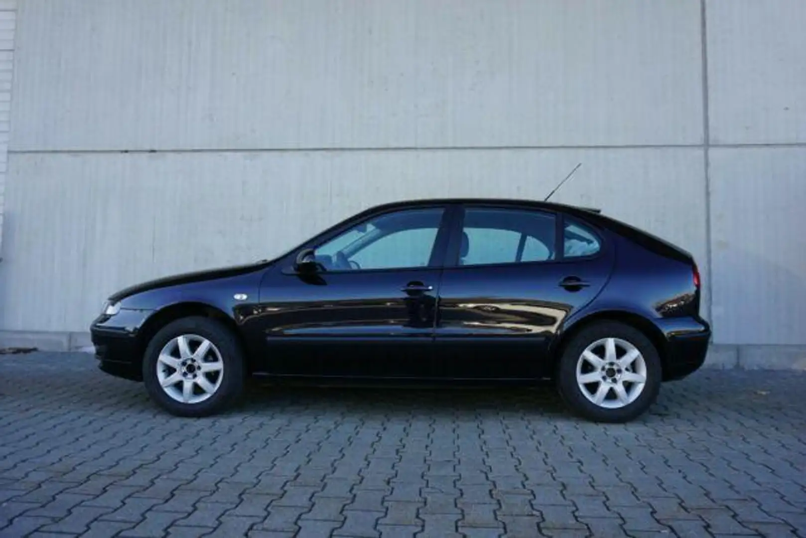 SEAT Leon 1,6 16V Stella Radio Klima 1.Hand Schwarz - 2