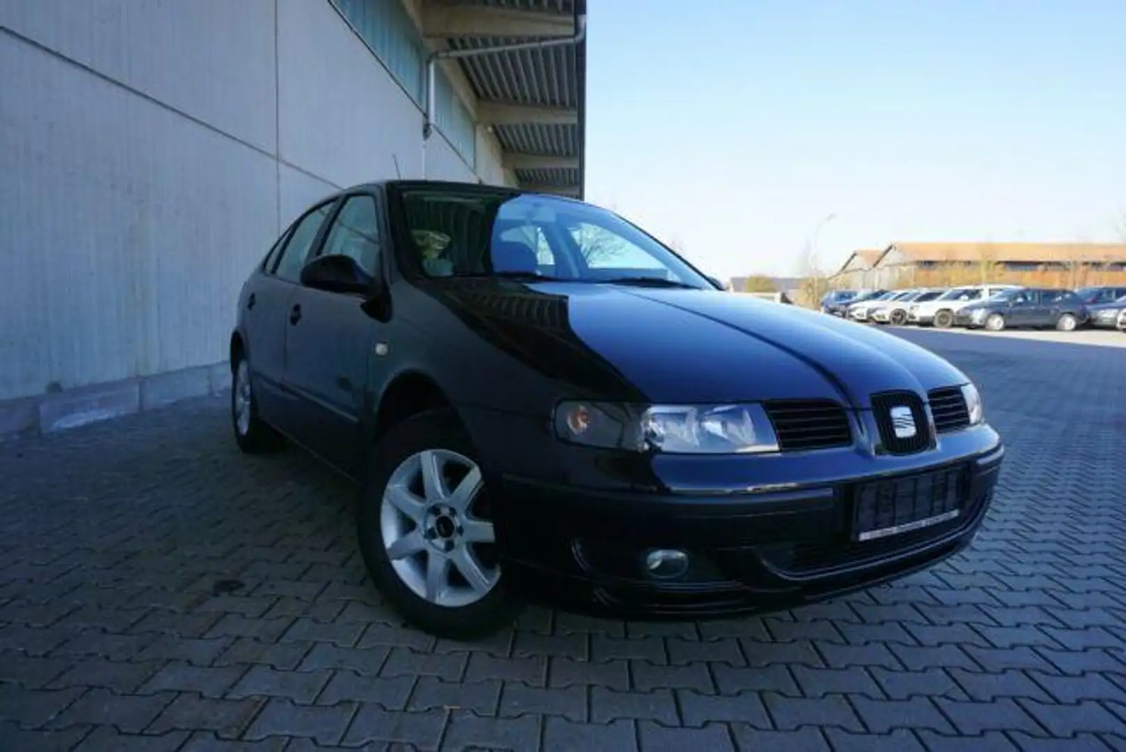SEAT Leon 1,6 16V Stella Radio Klima 1.Hand Schwarz - 1