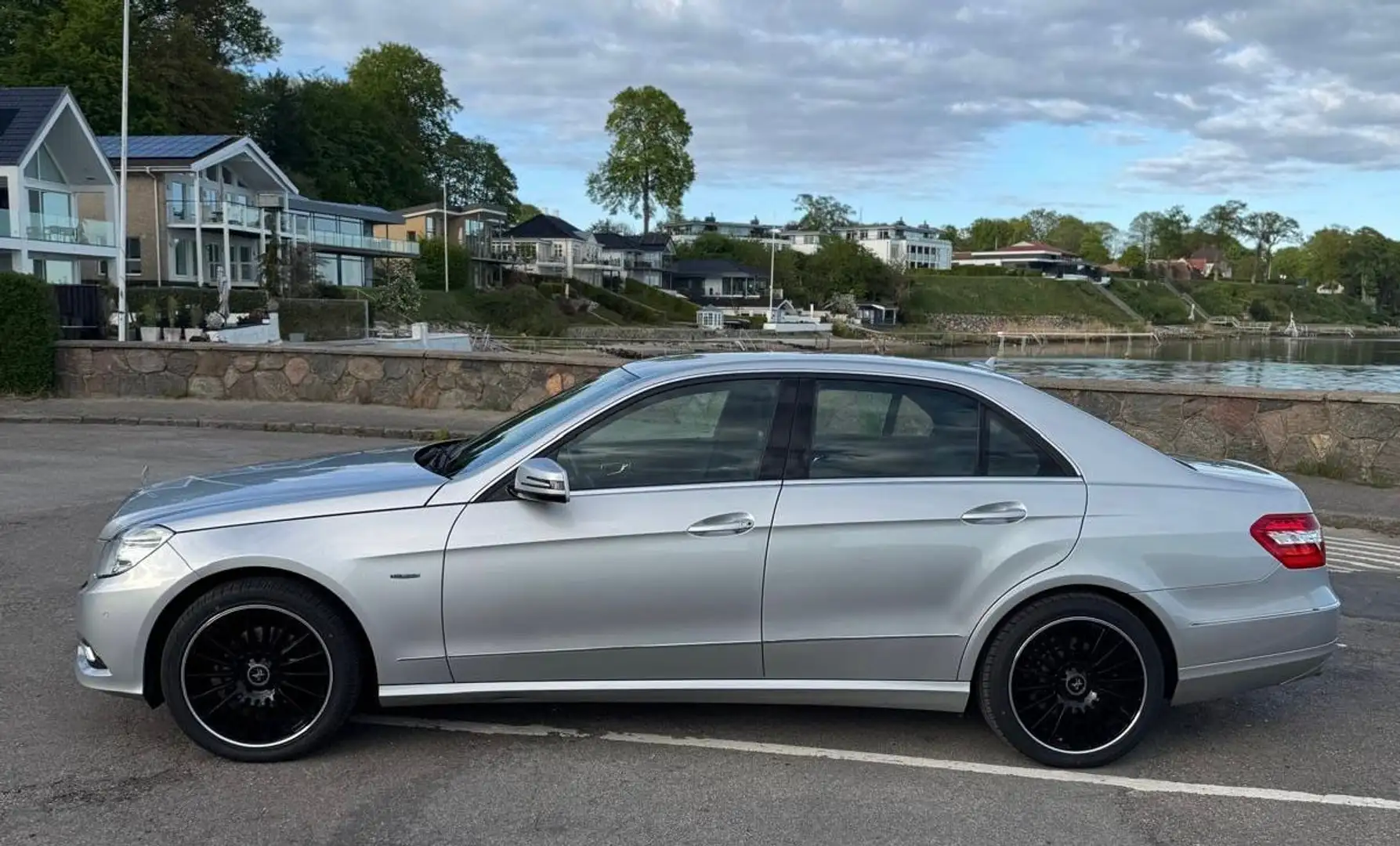 Mercedes-Benz E 220 CDI DPF BlueEFFICIENCY Avantgarde - 2
