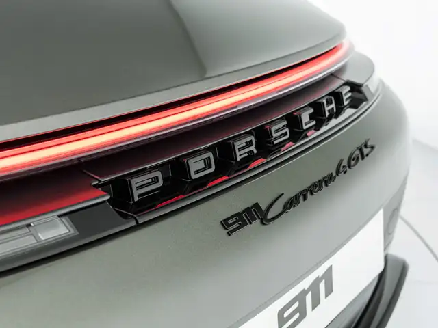 Porsche 911 view 5