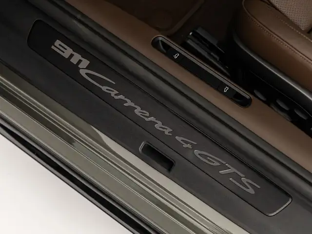 Porsche 911 view 4