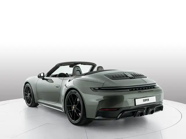 Porsche 911 view 3