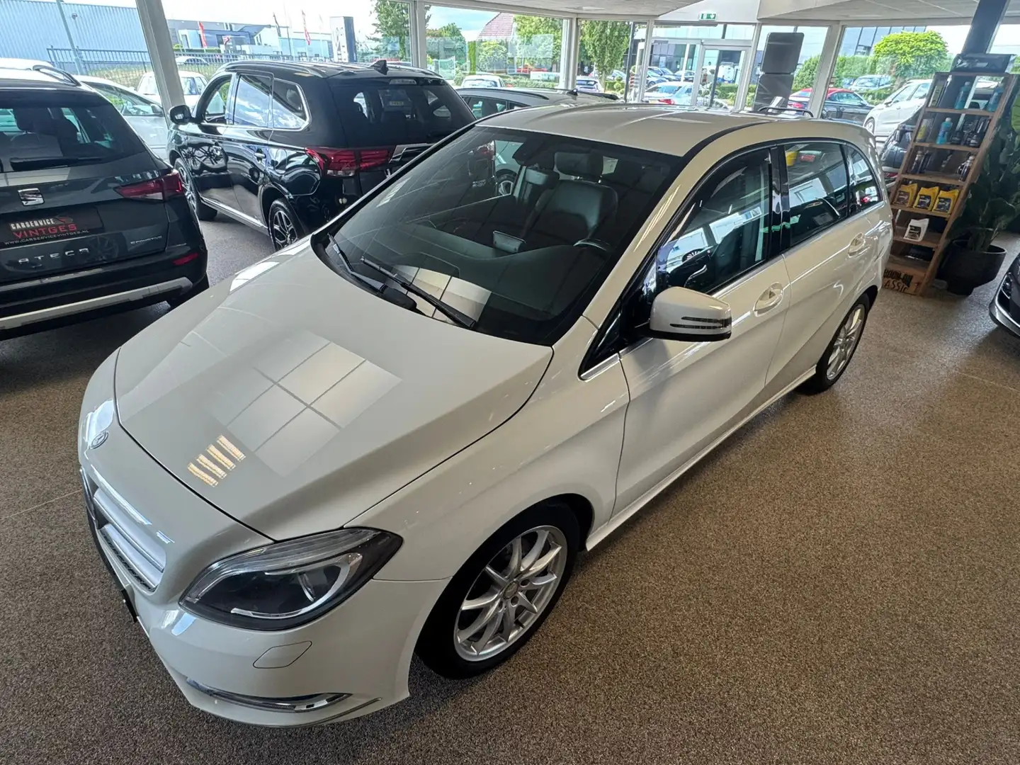 Mercedes-Benz B 180 Prestige Stoelverwarming,Trekhaak,17inch,Airco,Xen Wit - 2