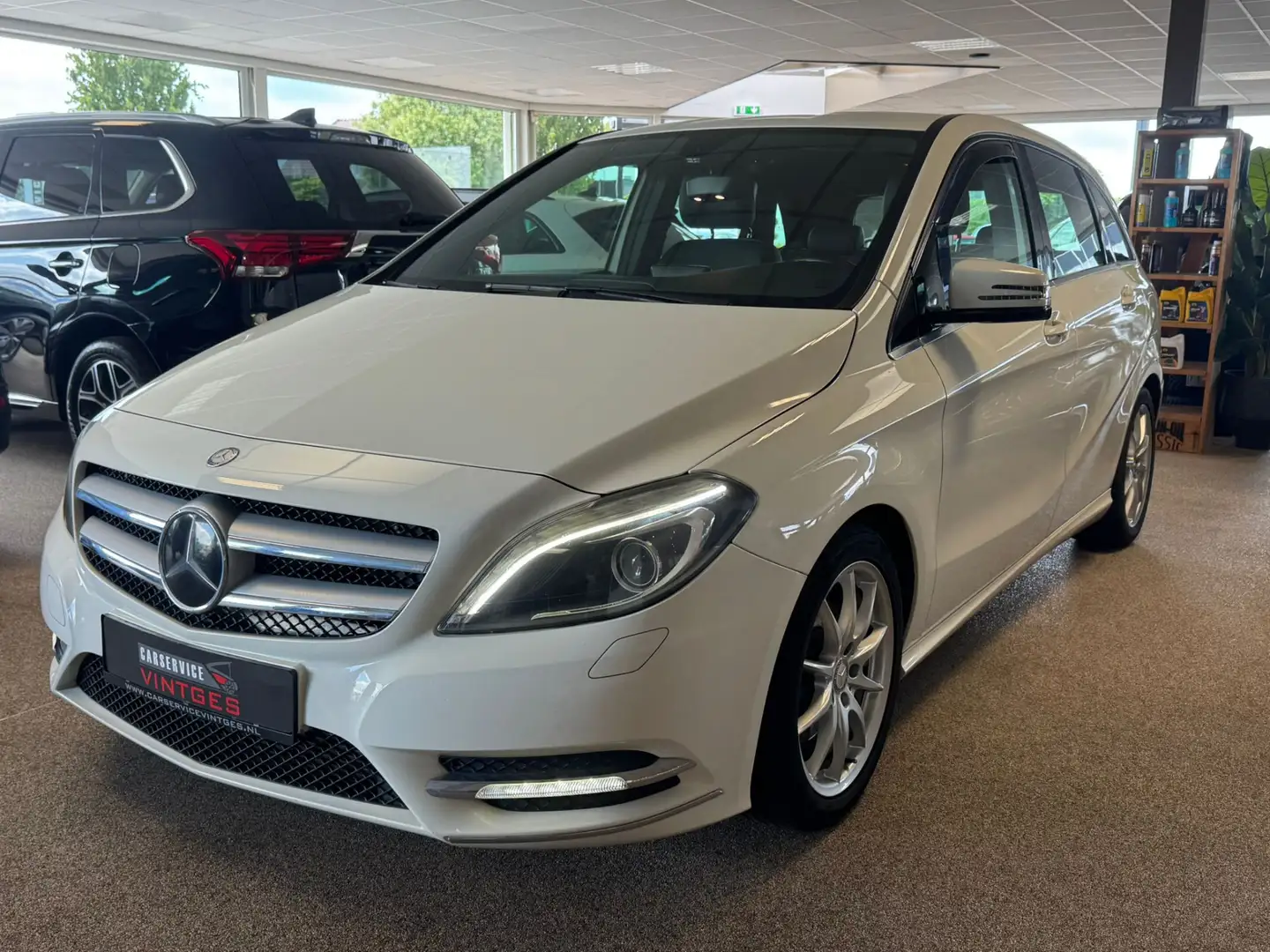 Mercedes-Benz B 180 Prestige Stoelverwarming,Trekhaak,17inch,Airco,Xen Wit - 1