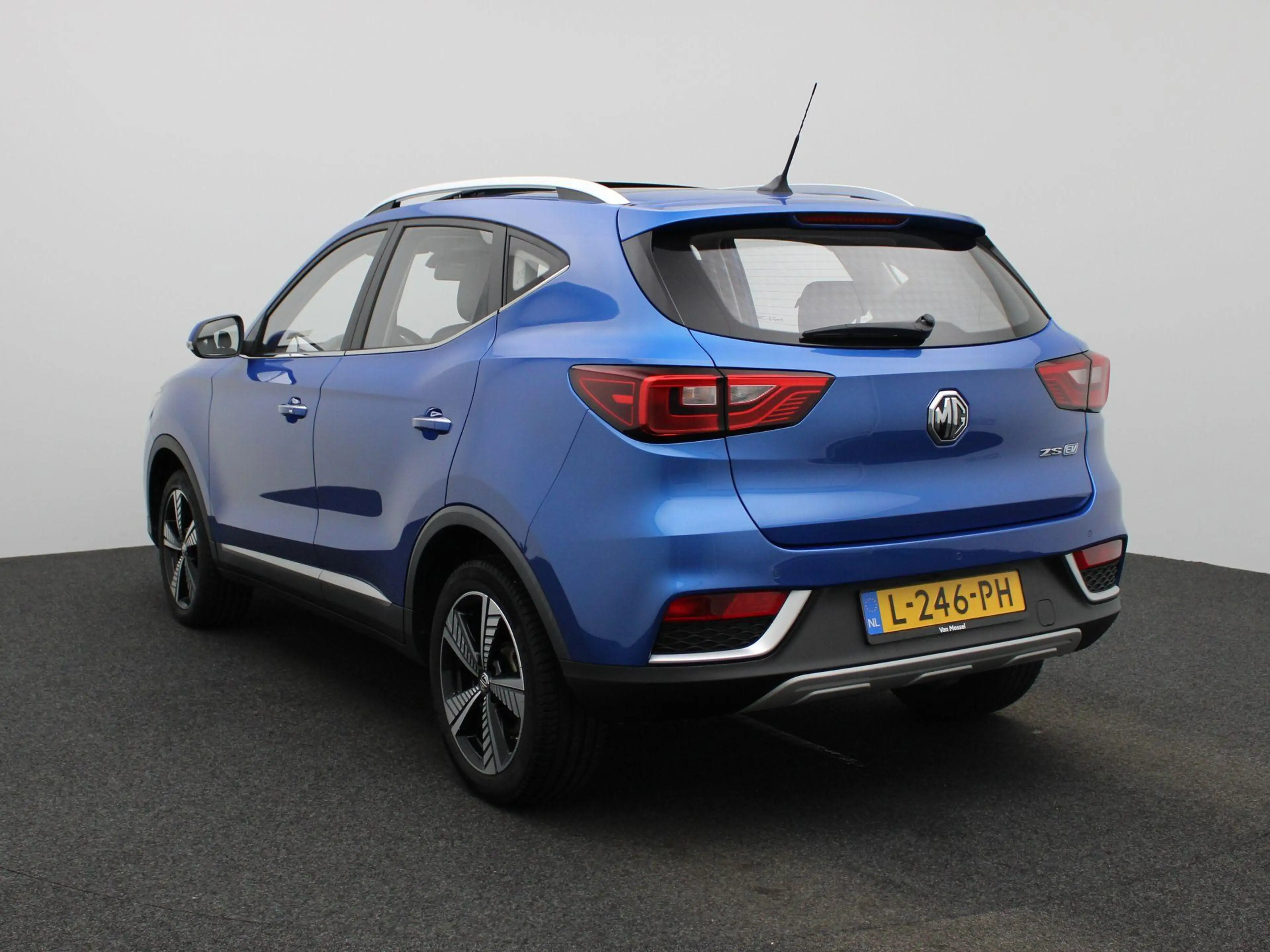 MG ZS EV Luxury 45 kWh — photo 2