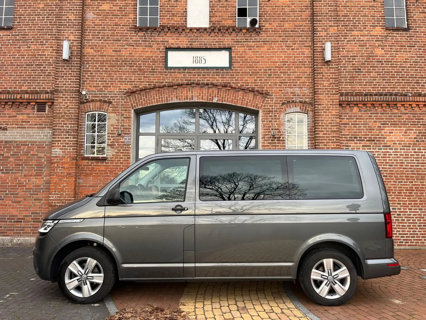 Volkswagen T6 Multivan T6.1  Multivan DSG /LED/Klimaauto./MFL/ACC/7 Sit Grijs - 2