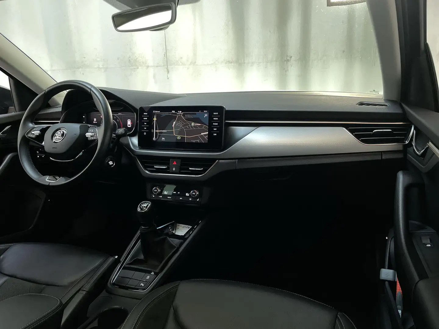 Skoda Scala 1.0 TSI 110pk 6-bak Business Edition Panoramadak L Szürke - 2