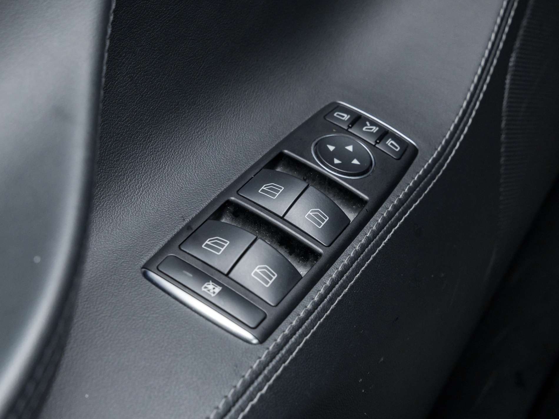 2014 Tesla Model S Performance thumb 17