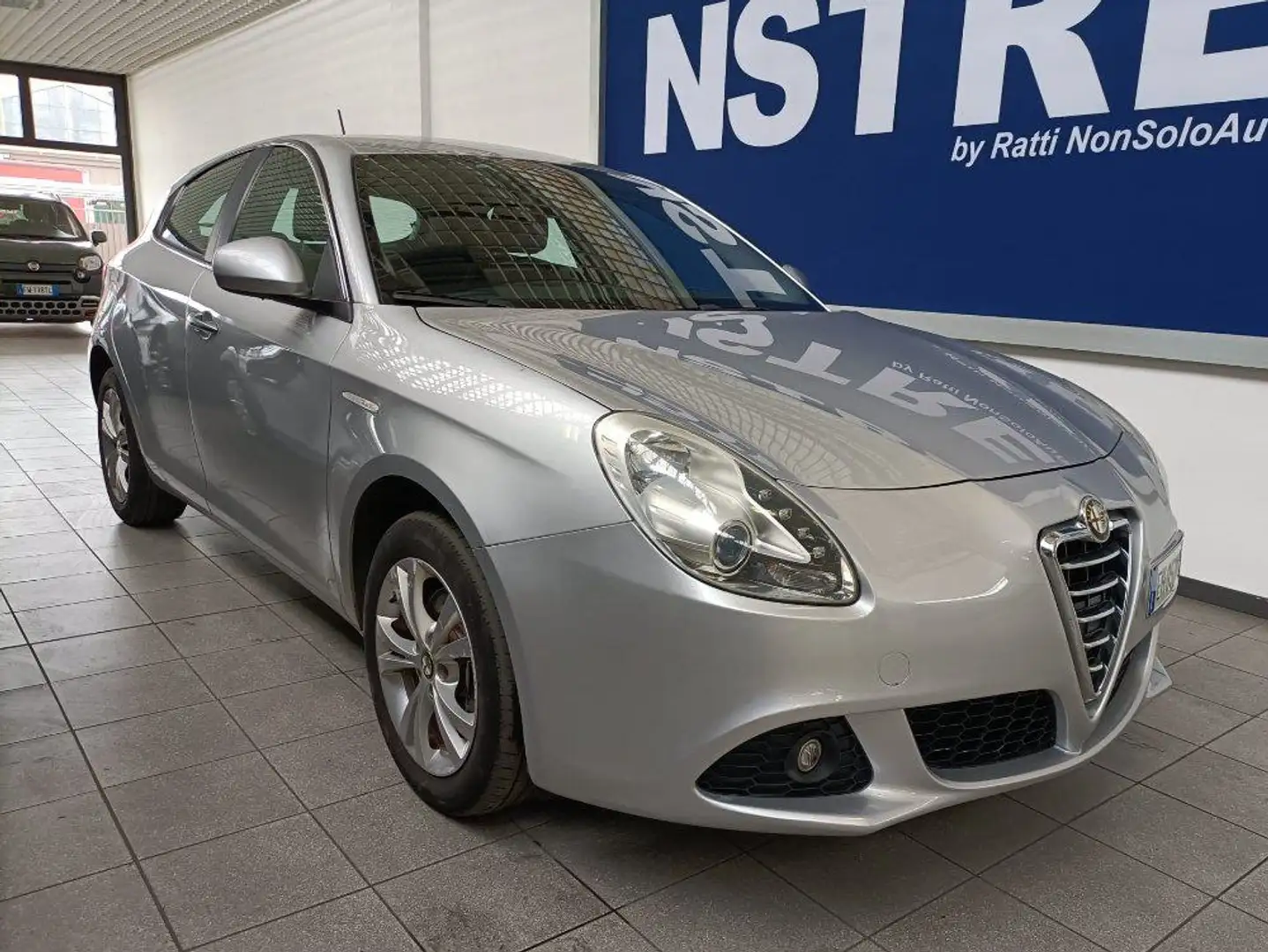 Alfa Romeo Giulietta Giulietta III 2010 2.0 jtdm(2) Distinctive 140cv Argento - 2