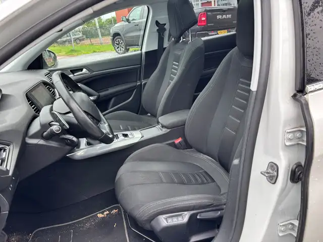 Peugeot 308 view 3