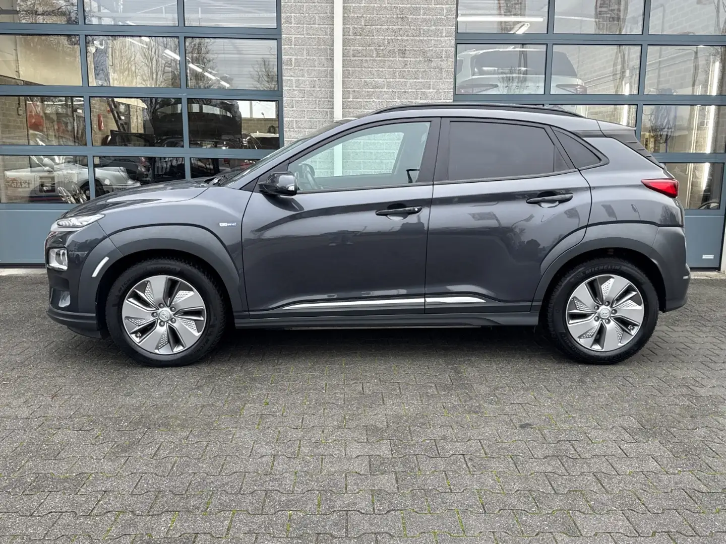 Hyundai KONA EV Fashion 64 kWh | 1E EIGENAAR | PARKEERCAMERA | Gris - 2