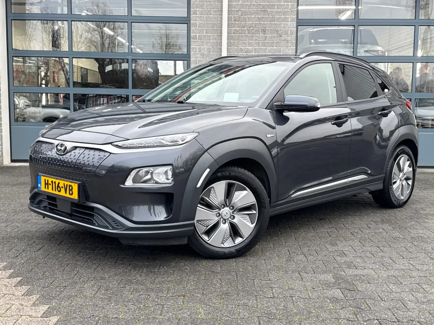 Hyundai KONA EV Fashion 64 kWh | 1E EIGENAAR | PARKEERCAMERA | Gris - 1