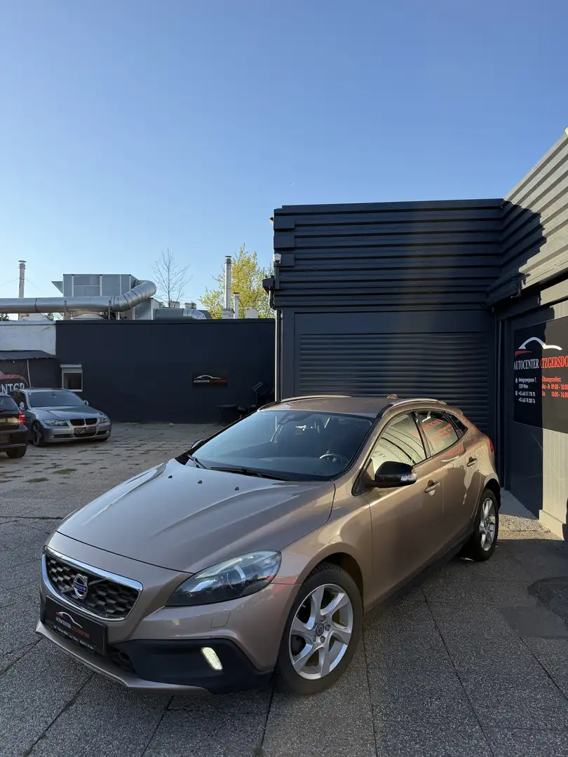 Volvo V40 Kinetic Braun - 1