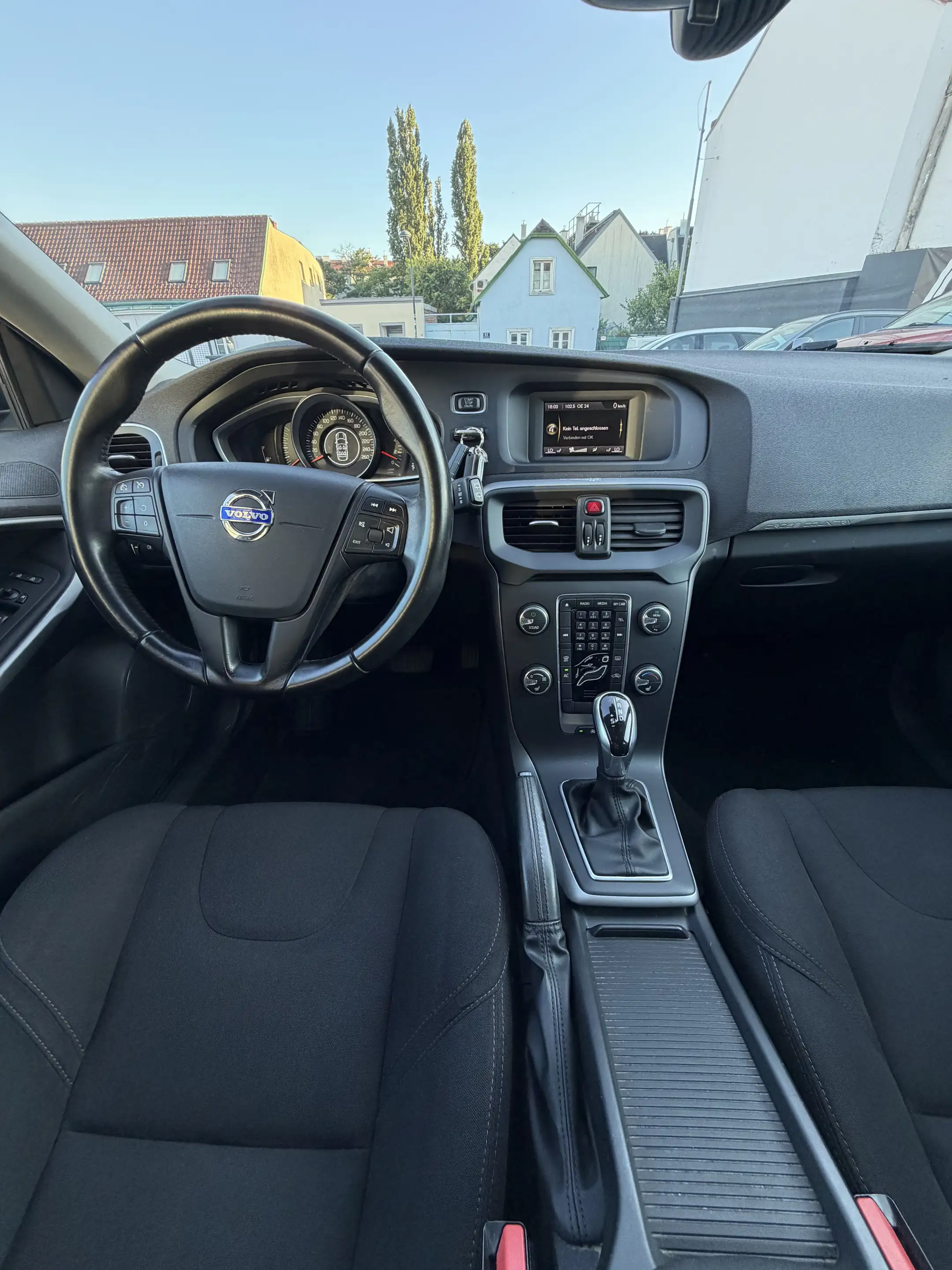Volvo V40 Kinetic — photo 13