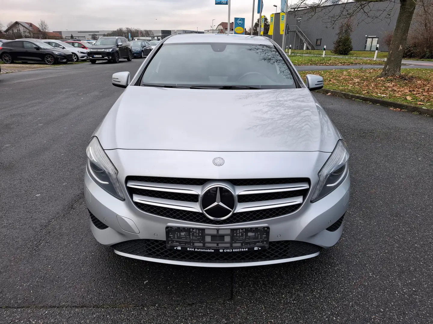 Mercedes-Benz A 180 A 180 Urban*NAVI*XENON*Teilleder*Sitzhzg*Parkass. Silber - 2
