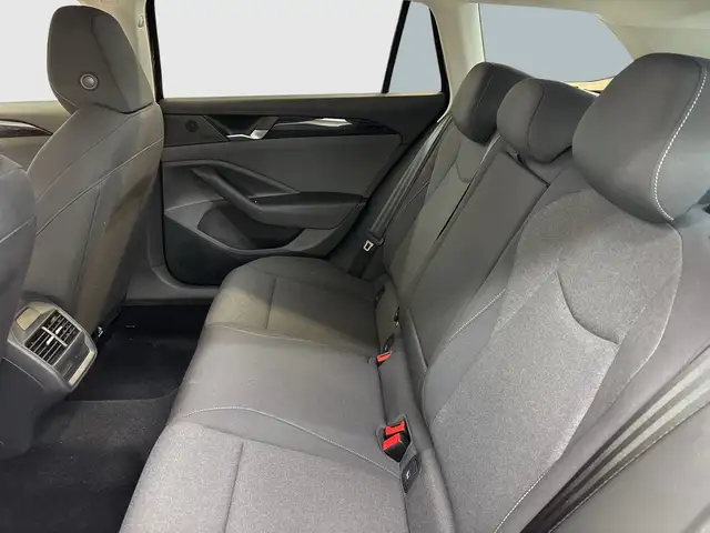 Volkswagen Passat view 8