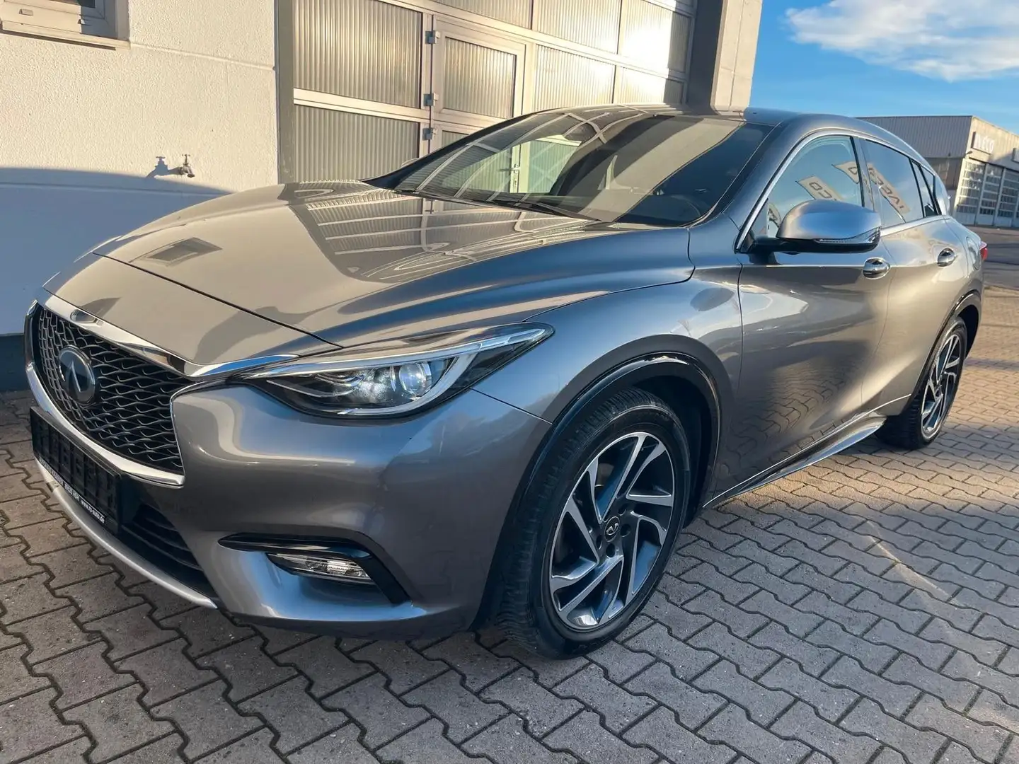 Infiniti Q30 1.5 d Premium/1HD/AUT/SHZ/NAVI/ Grau - 1