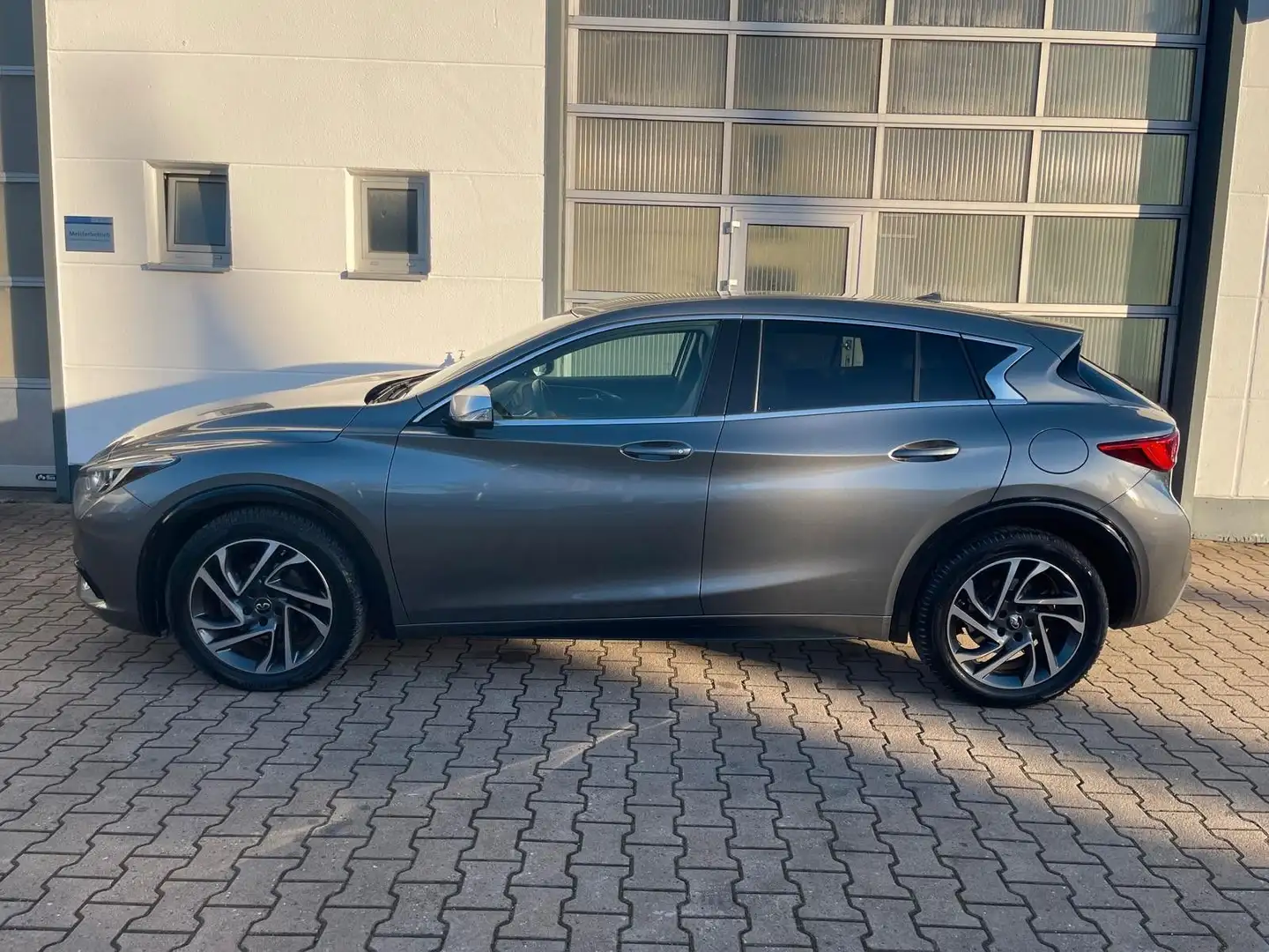 Infiniti Q30 1.5 d Premium/1HD/AUT/SHZ/NAVI/ Grau - 2