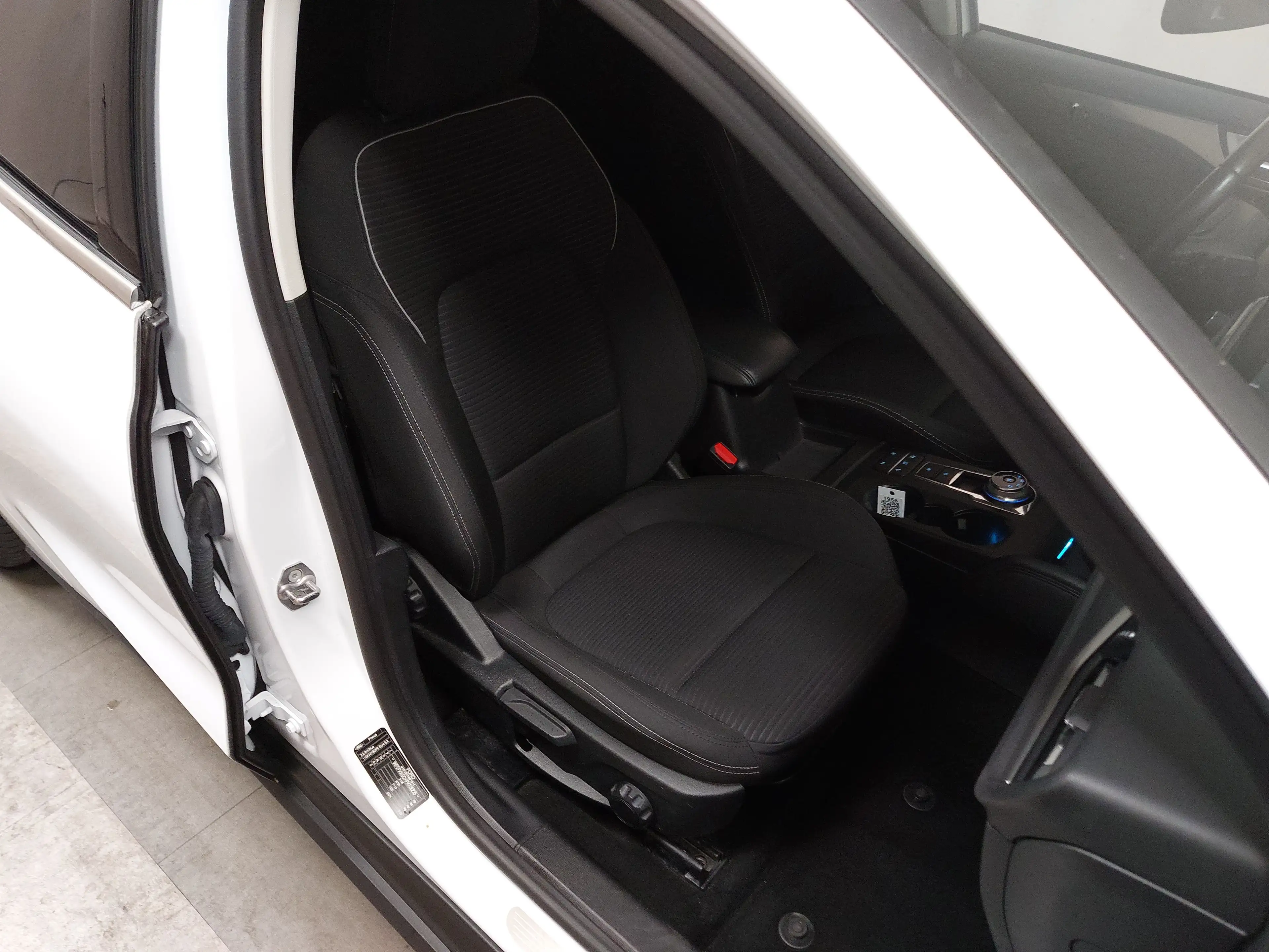 Ford Focus Turnier 2.0 EB Titanium Navi LED RFK ACC — photo 10