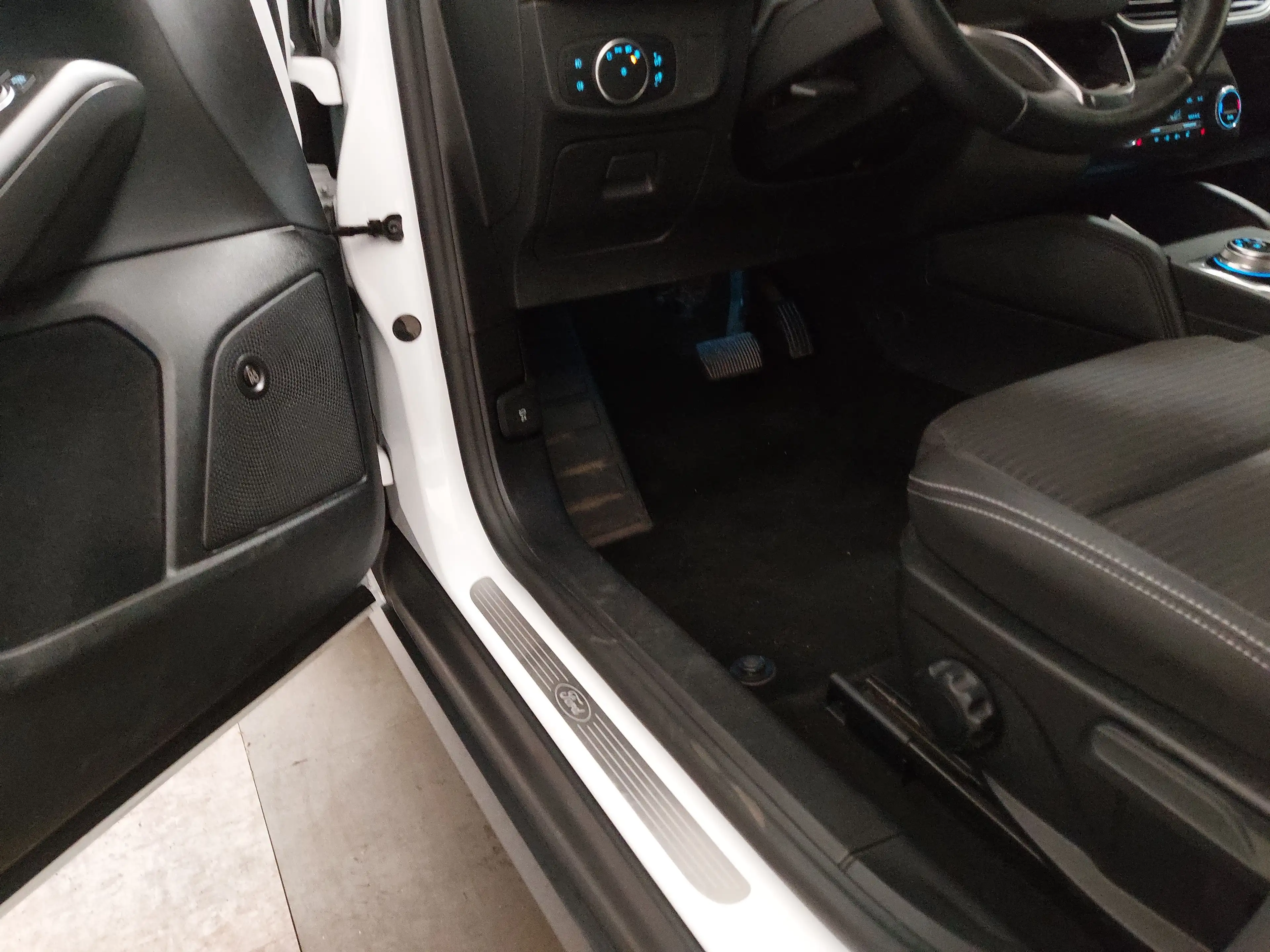 Ford Focus Turnier 2.0 EB Titanium Navi LED RFK ACC — photo 7