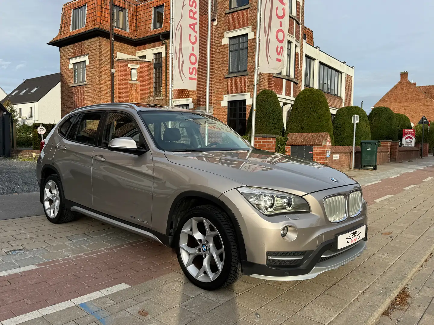 BMW X1 xDrive20i xLine // PANO DAK // Beige - 2