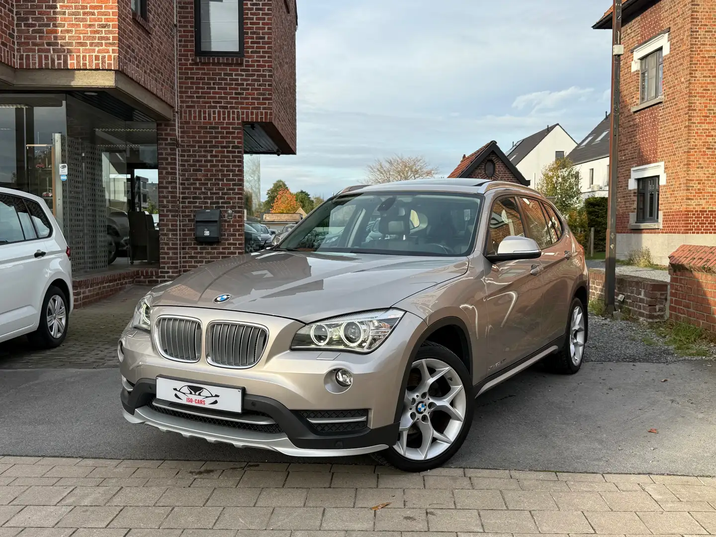BMW X1 xDrive20i xLine // PANO DAK // Beige - 1