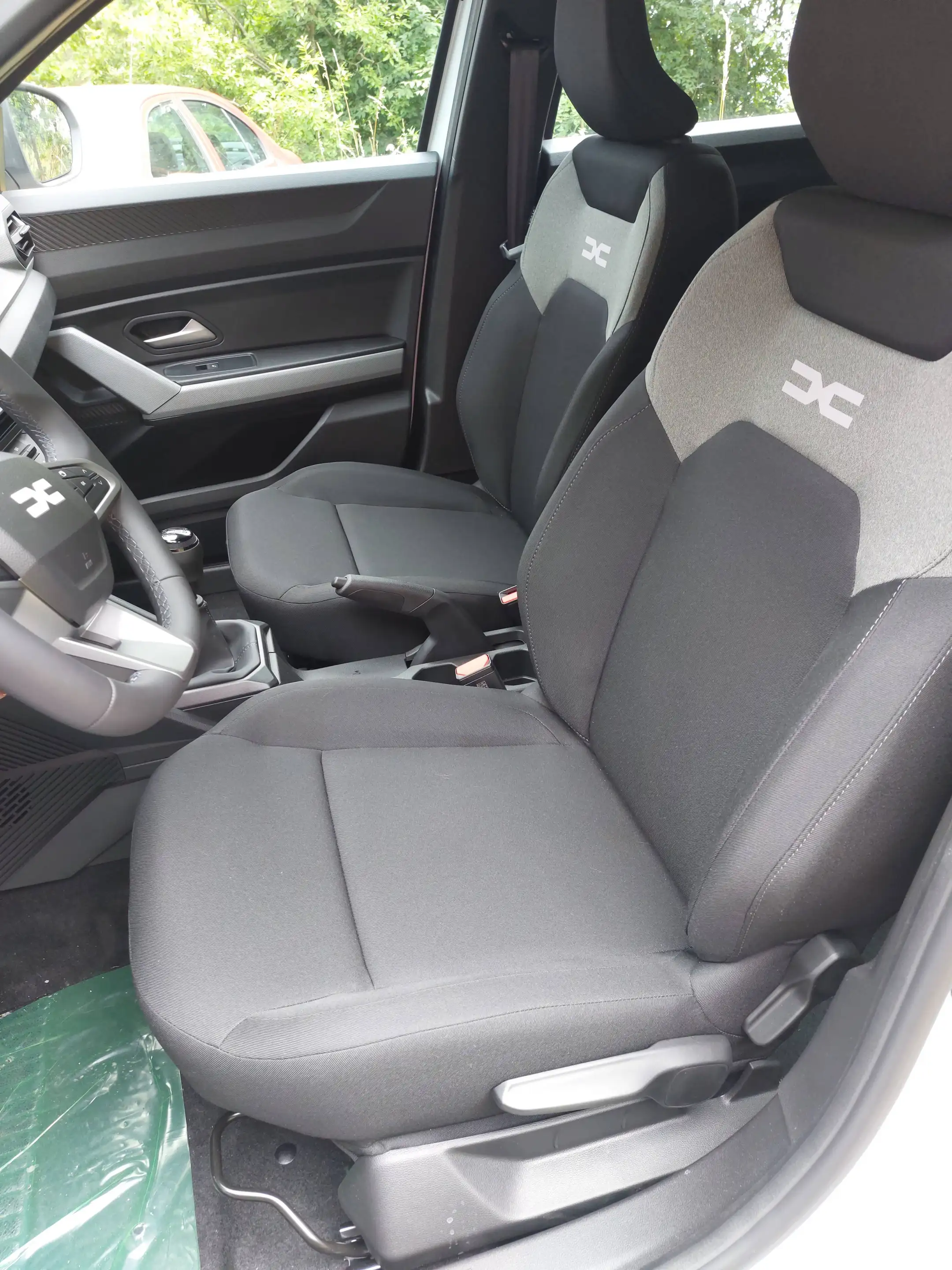 Dacia Bigster TCE140MH ECO-G Essential R-Kamera PDC Alus 17" DAB+ — photo 6