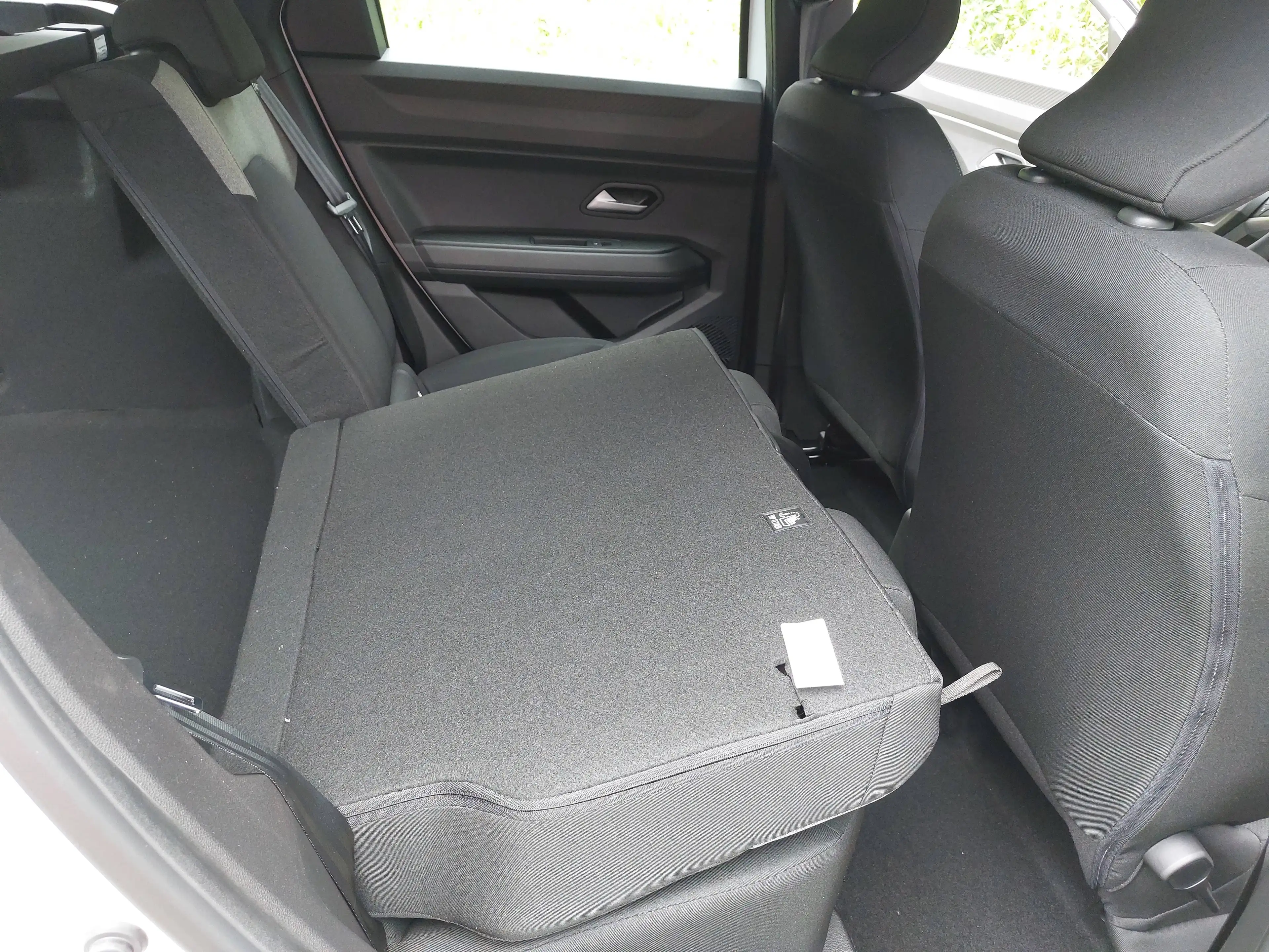 Dacia Bigster TCE140MH ECO-G Essential R-Kamera PDC Alus 17" DAB+ — photo 9