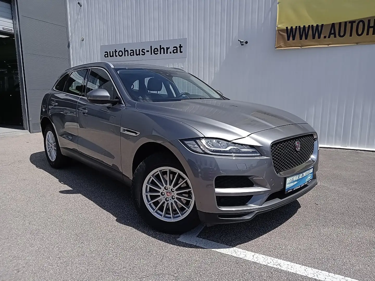 Jaguar F-Pace 20d AWD Prestige Aut. Grau - 1