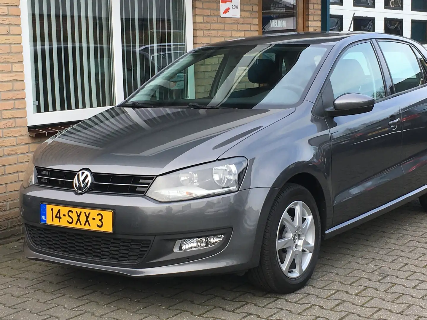 Volkswagen Polo 1.2 TSI Comfortline Gris - 2