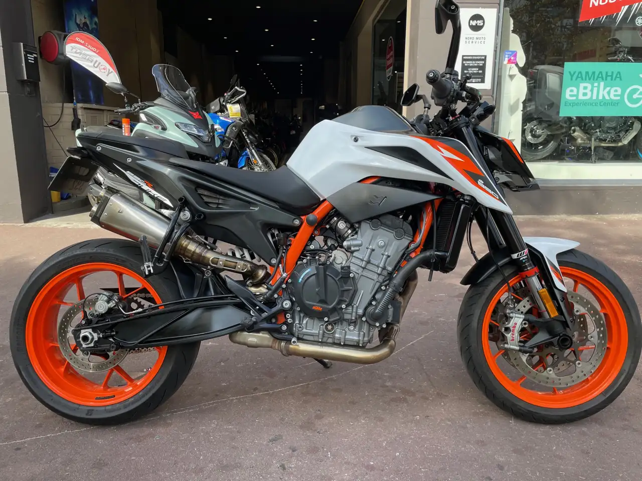 KTM 890 Duke R