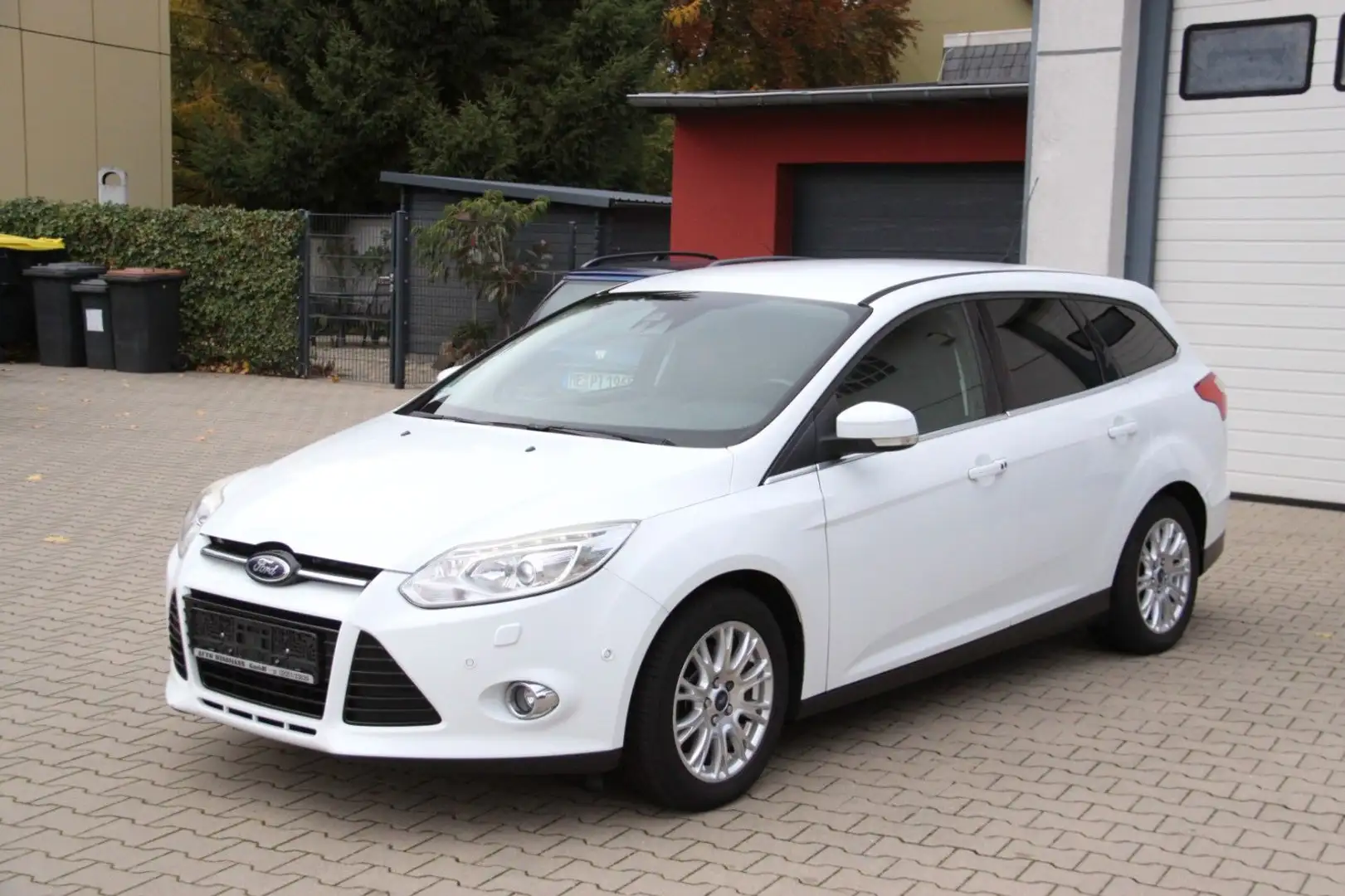 Ford Focus Turnier Titanium Navi / Xenon Weiß - 1