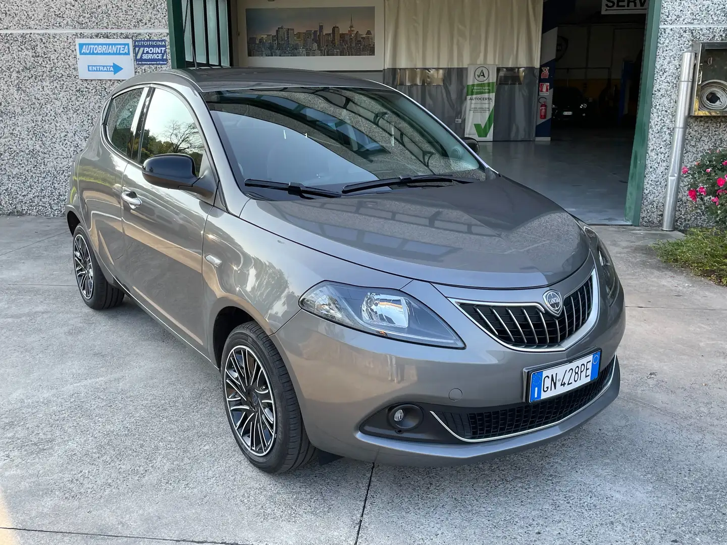 Lancia Ypsilon 1.0 FireFly Hybrid Gold Unipro*CarPlay*Telecamera Grau - 1